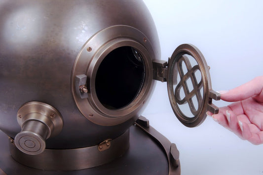 Theme pub decoration divers helmet