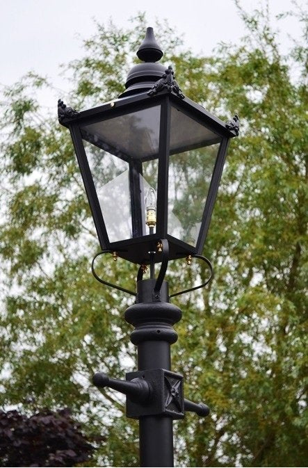 extra large golf clubhouse lamp post.