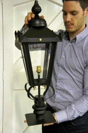 To scale pillar light