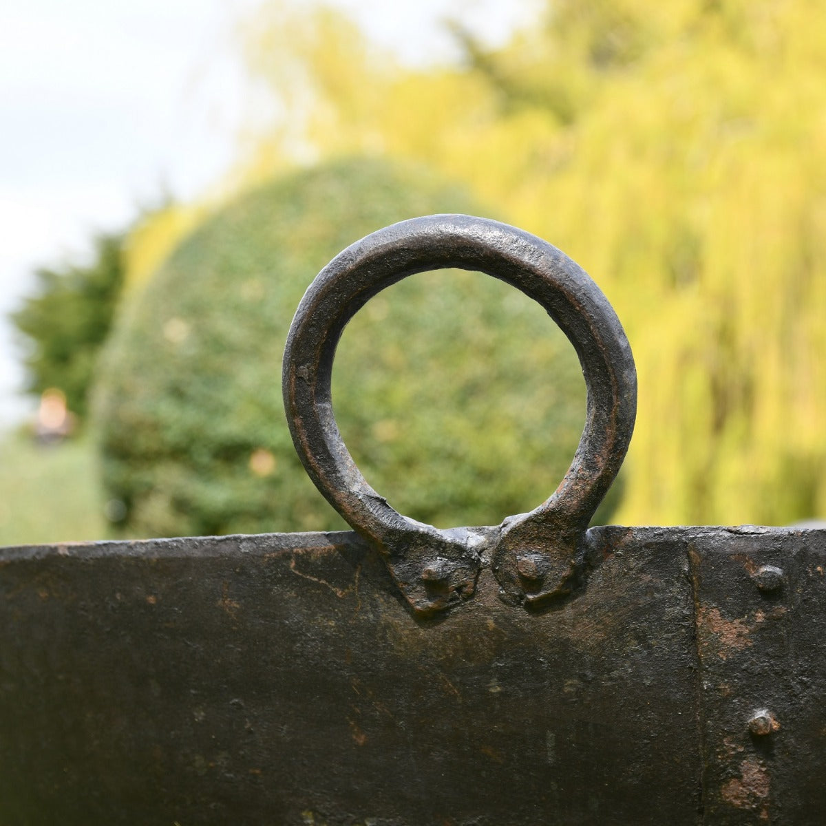 Close up of integrated handle 
