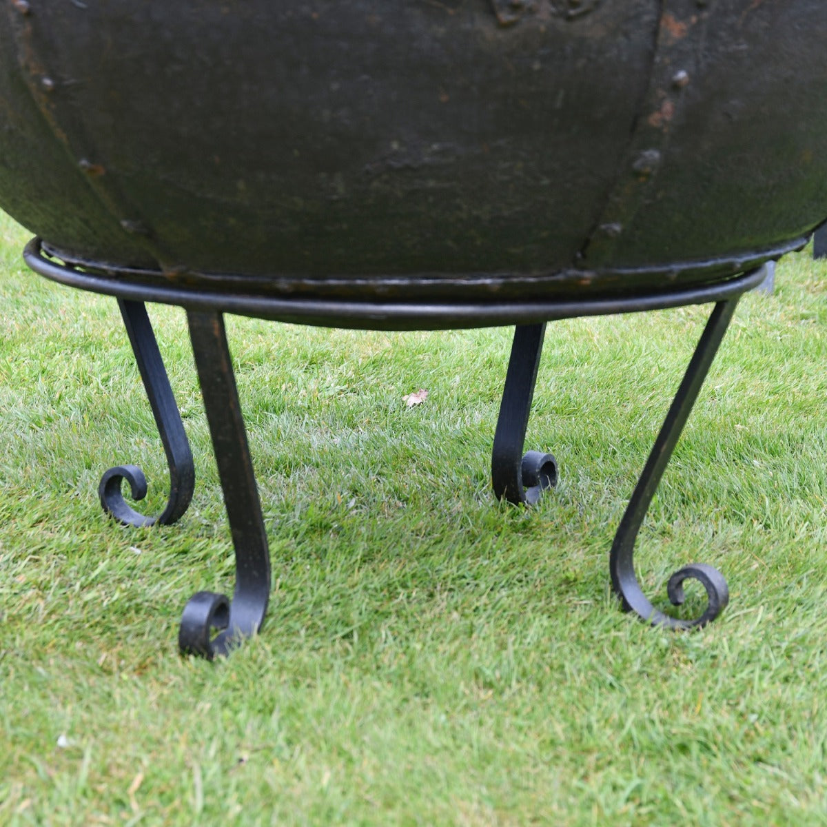 Close up of integrated scroll feet on stand 