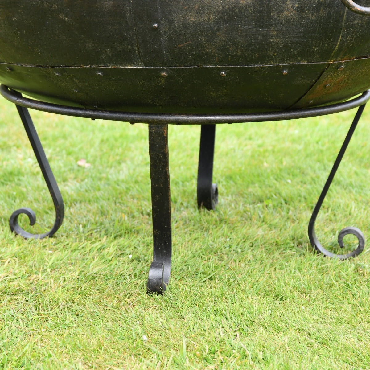 Close up of scroll feet on stand 