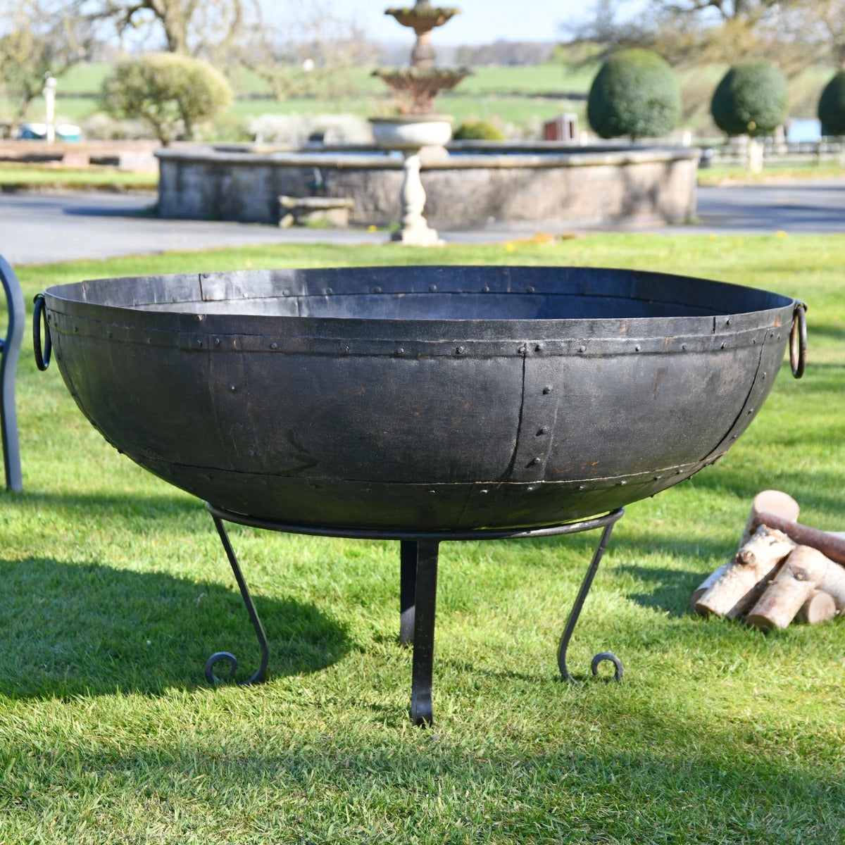 120cm Kadai Bowl in Garden Setting 