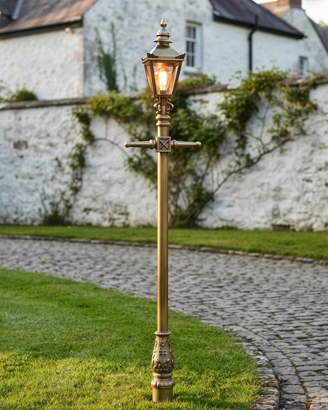 Brass and Gold Finish 'Kensington' Lamp Post 2.25m Digital Illustration
