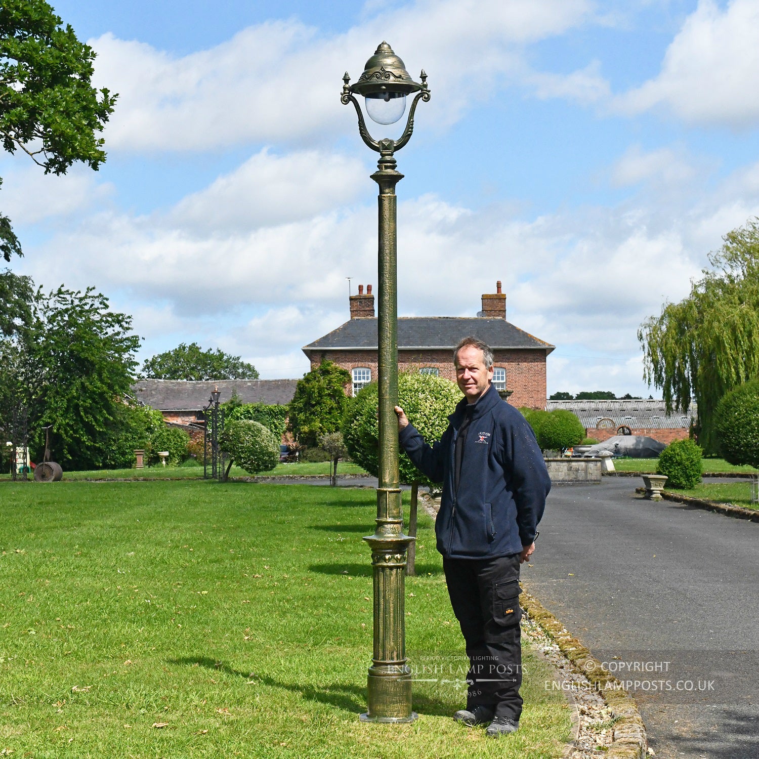 2.5m Olive Green Victorian Gothic Cast Iron Lamp Post Scale Shot