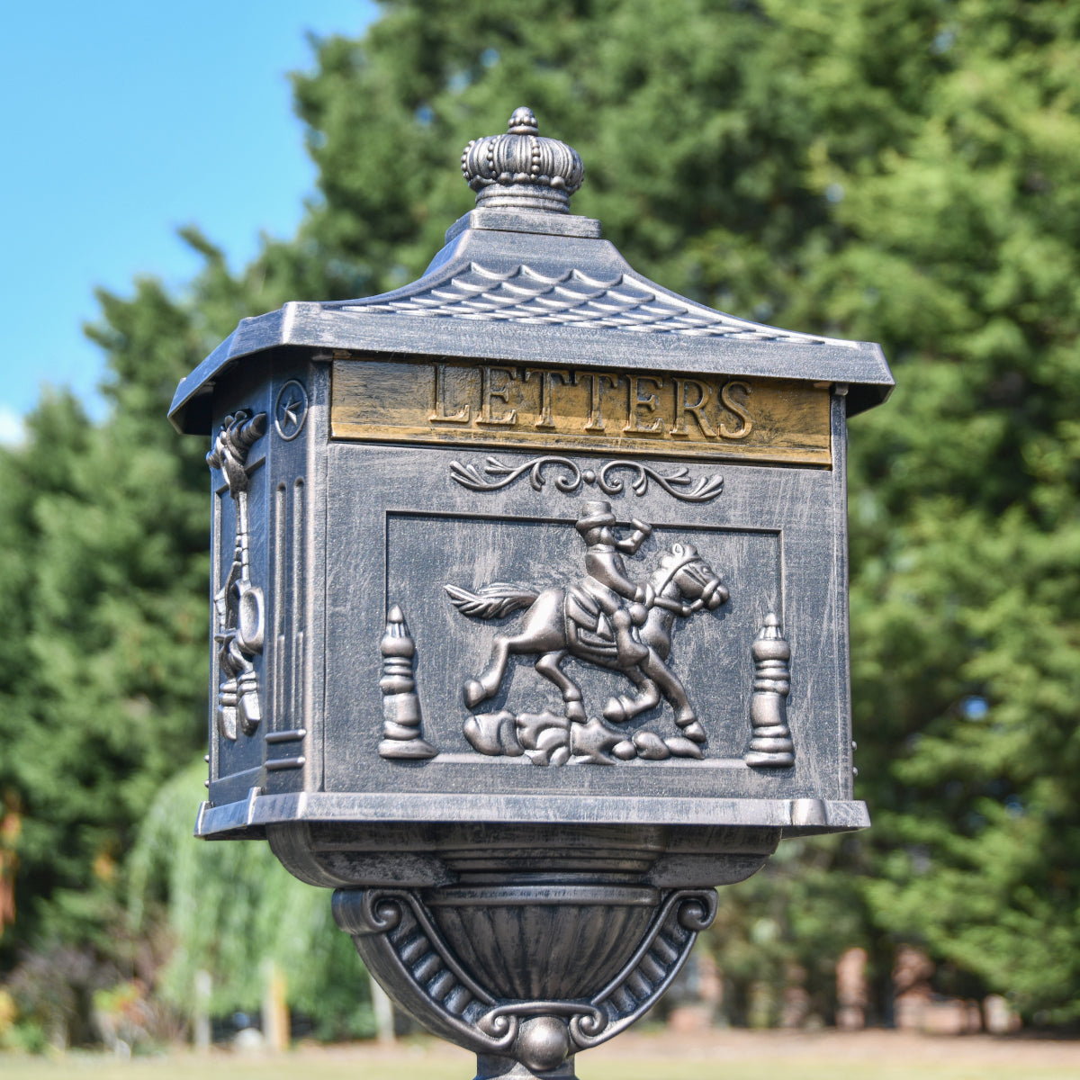 Head on view of the horse motif post box