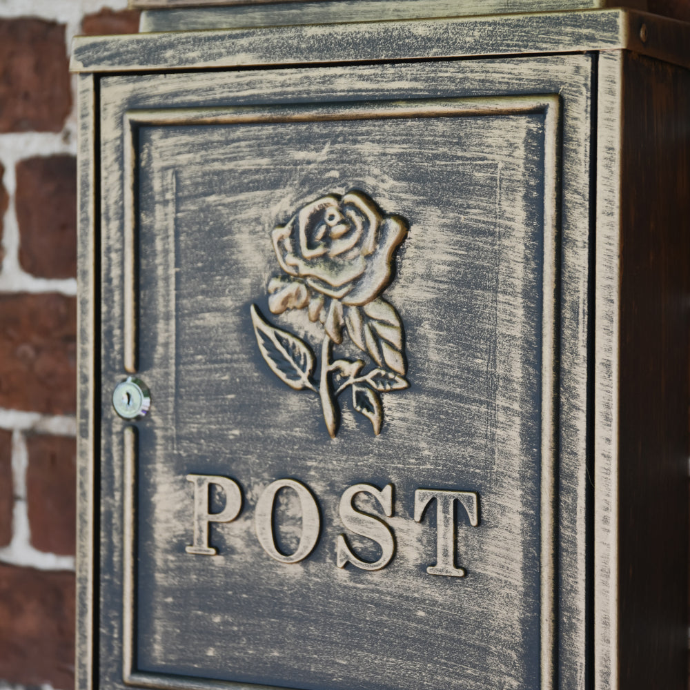 Close up of the rose motif in the centre