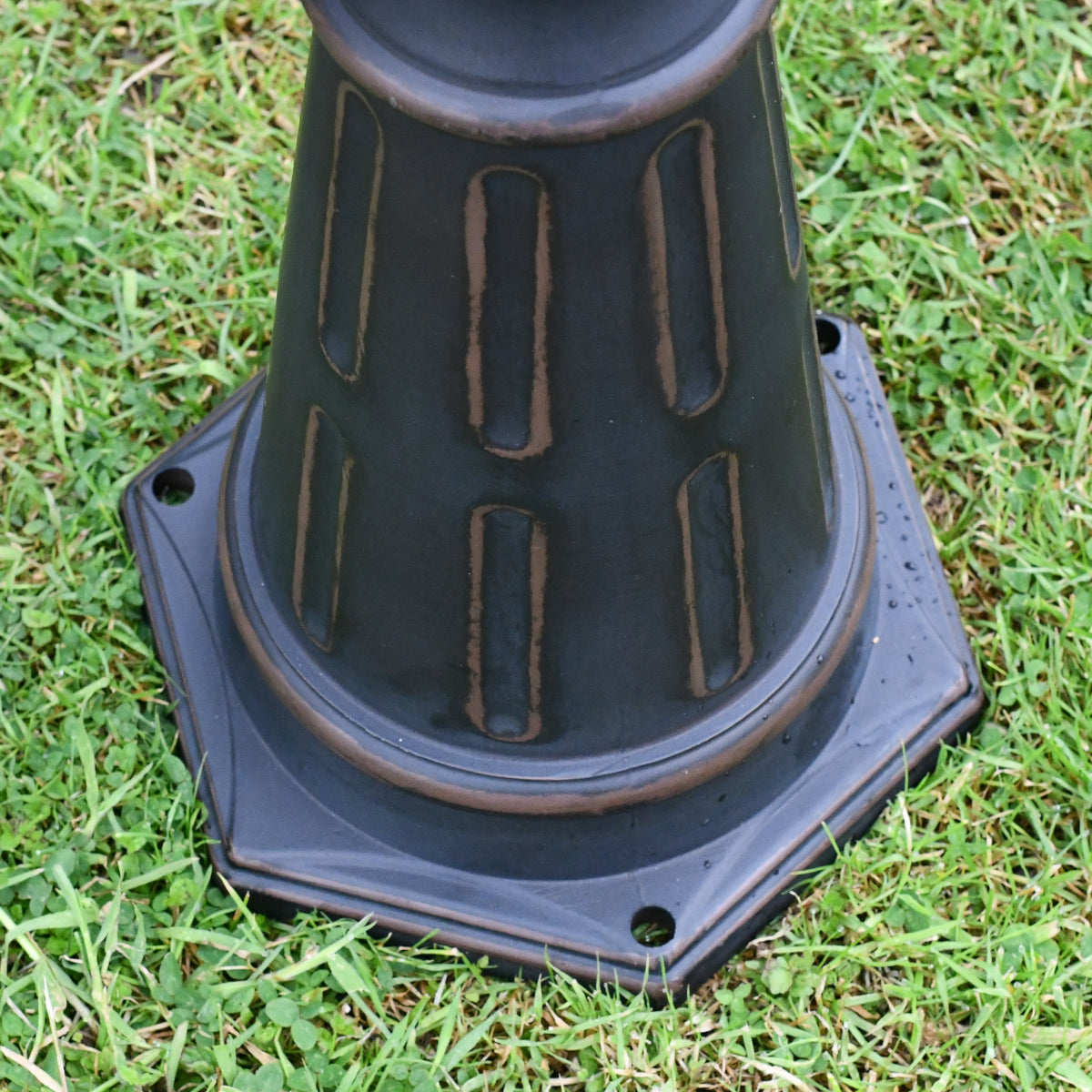 The lamp post fixing plate