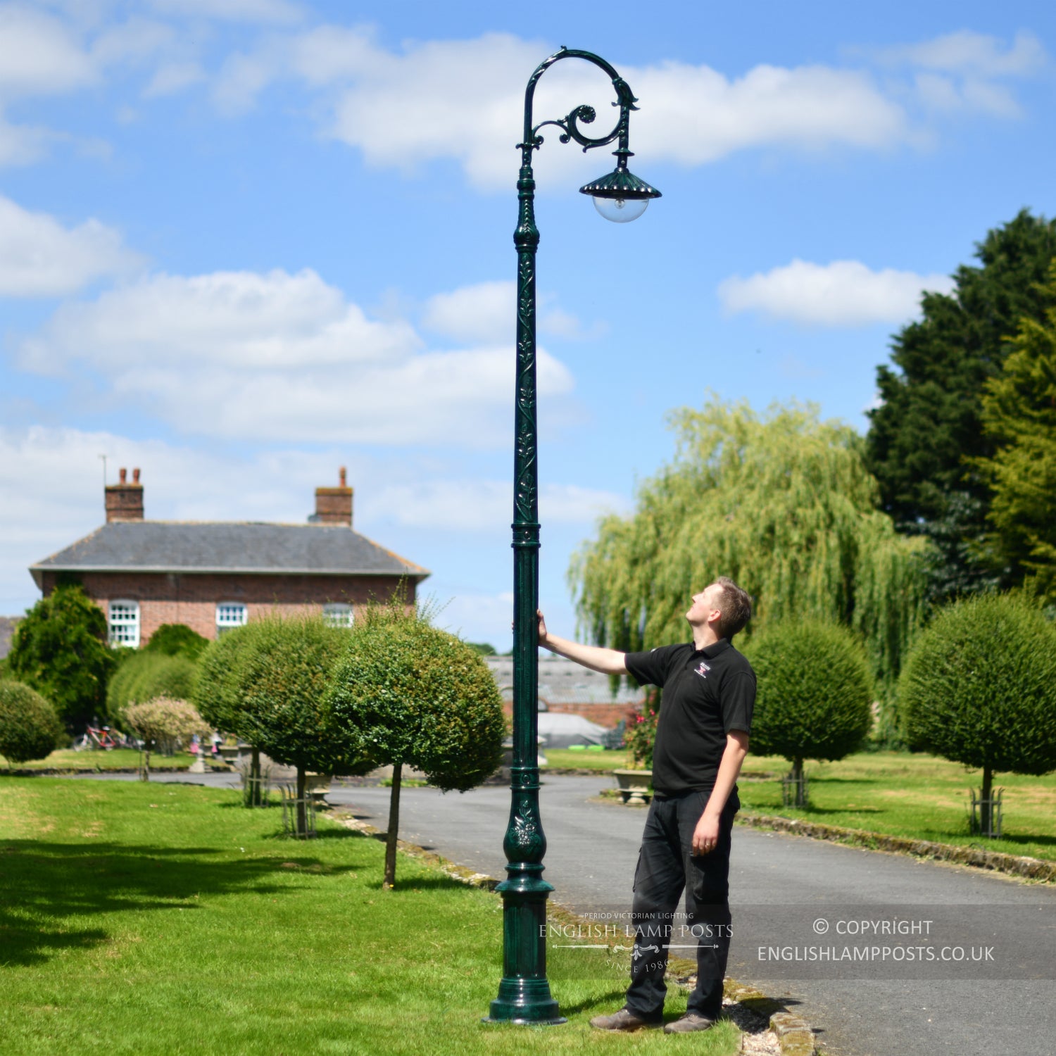 3.5m Antique Green Gothic Deluxe Victorian Lamp Post Scale Shot