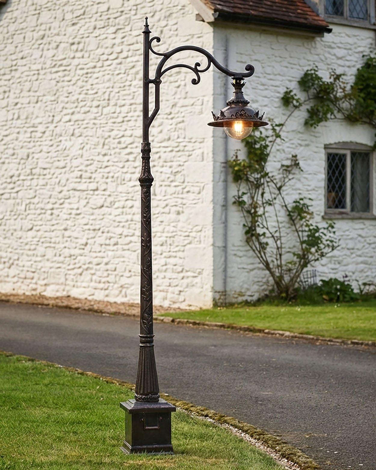 2.5m Antique Brown Ornate Cast Iron Lamp Post Digital Illustration