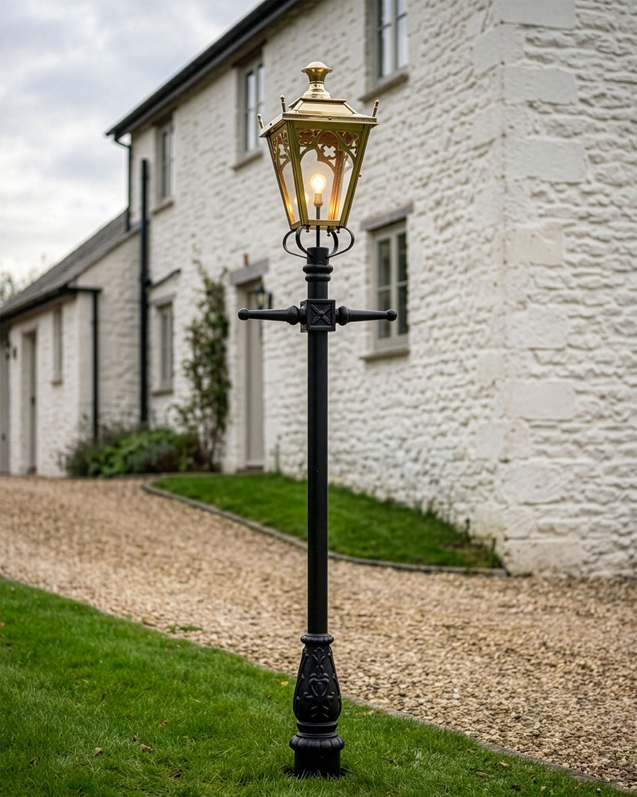 2.3m Deluxe Polished Brass "Knightsbridge" Lamp Post Set Digital Illustration