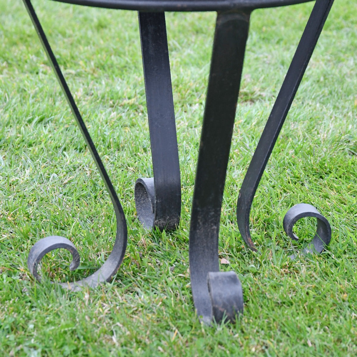 Close up of scroll feet on stand 