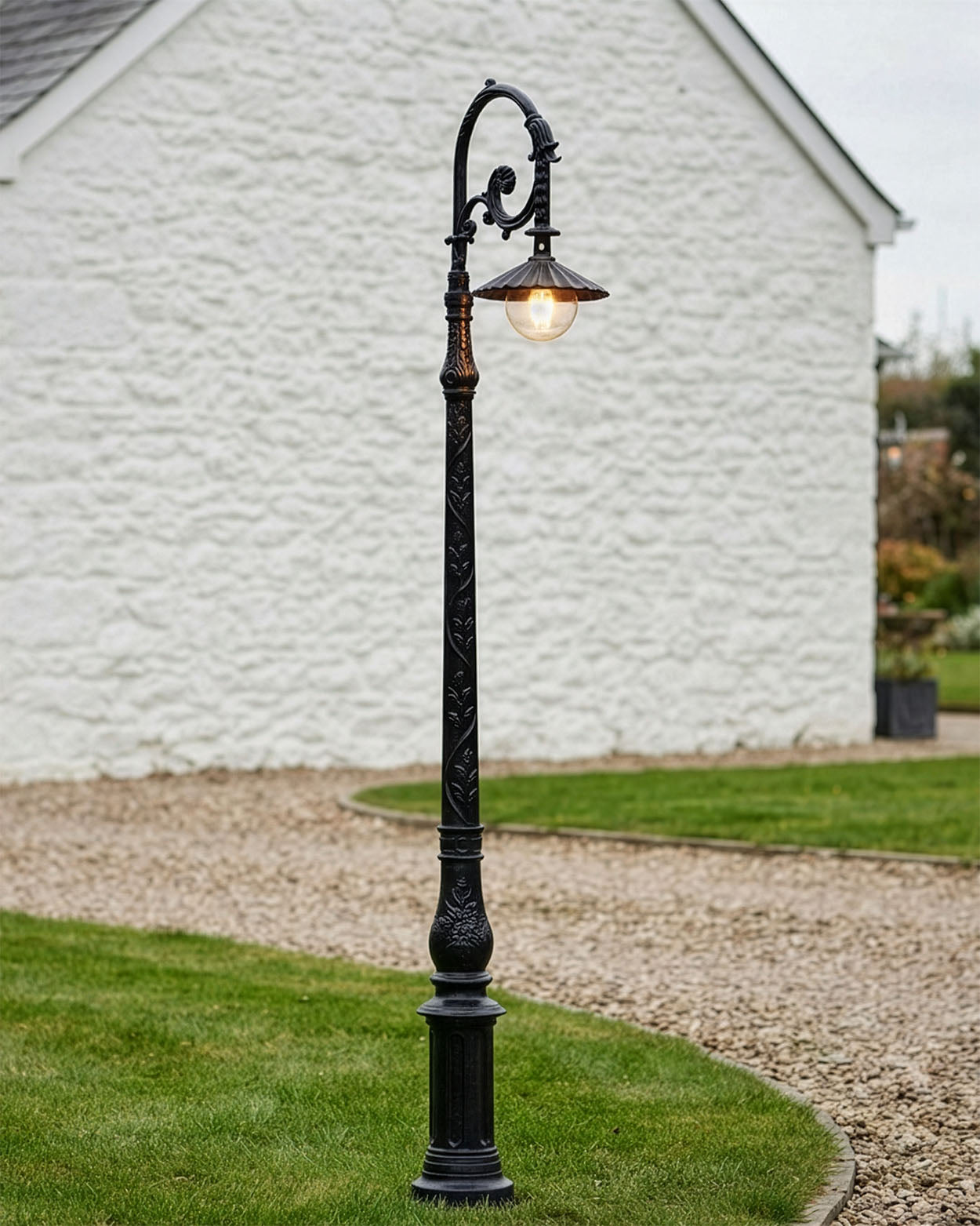 3.1m Antique Black Deluxe Victorian Cast Iron Lamp Post Digital Illustration
