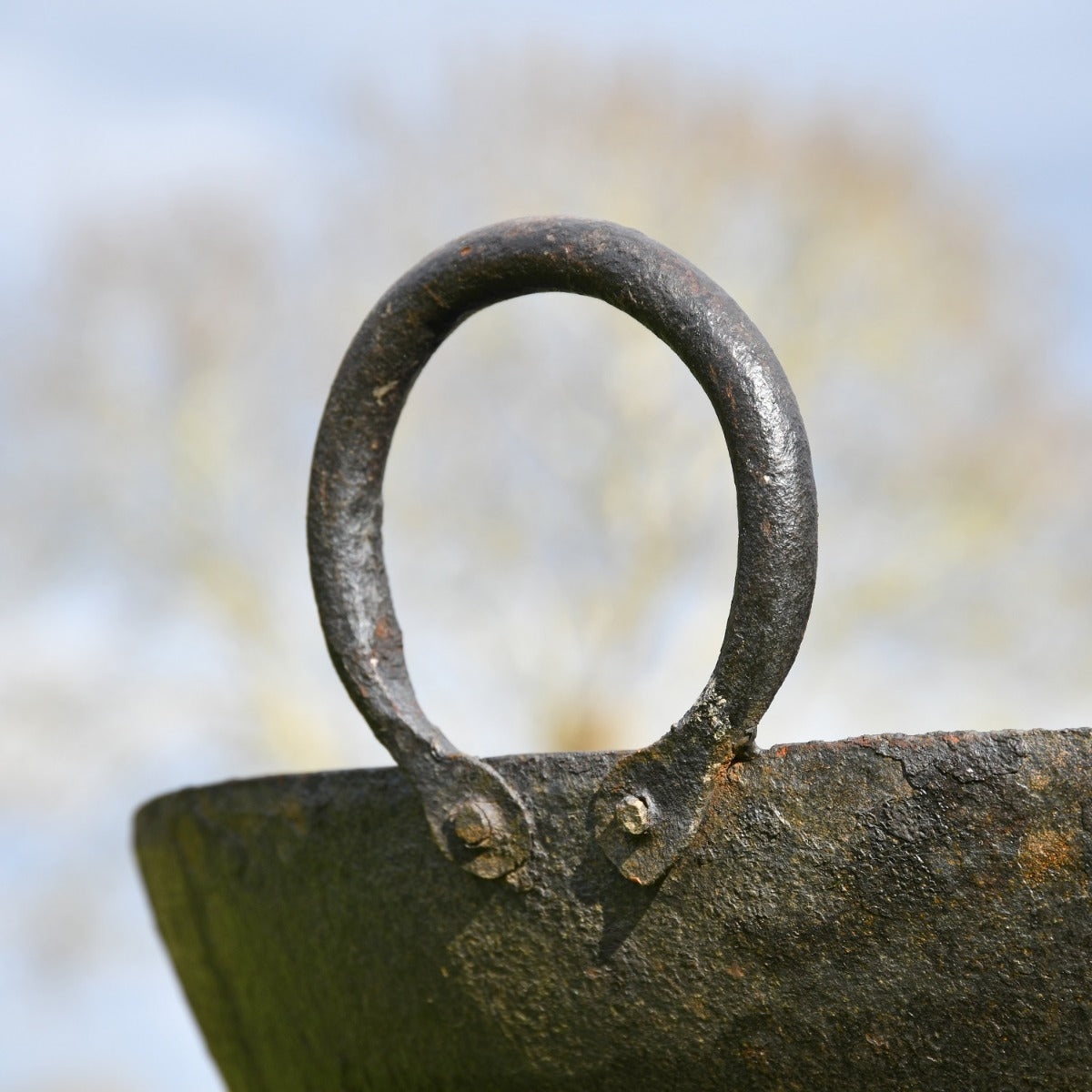 Close up of integrated handle 