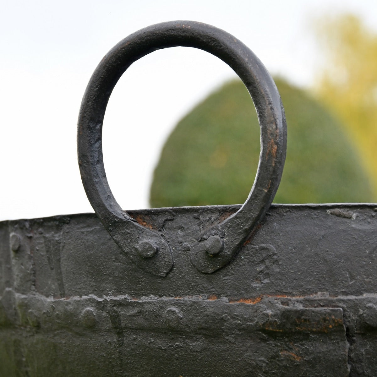 Close up of integrated handle 