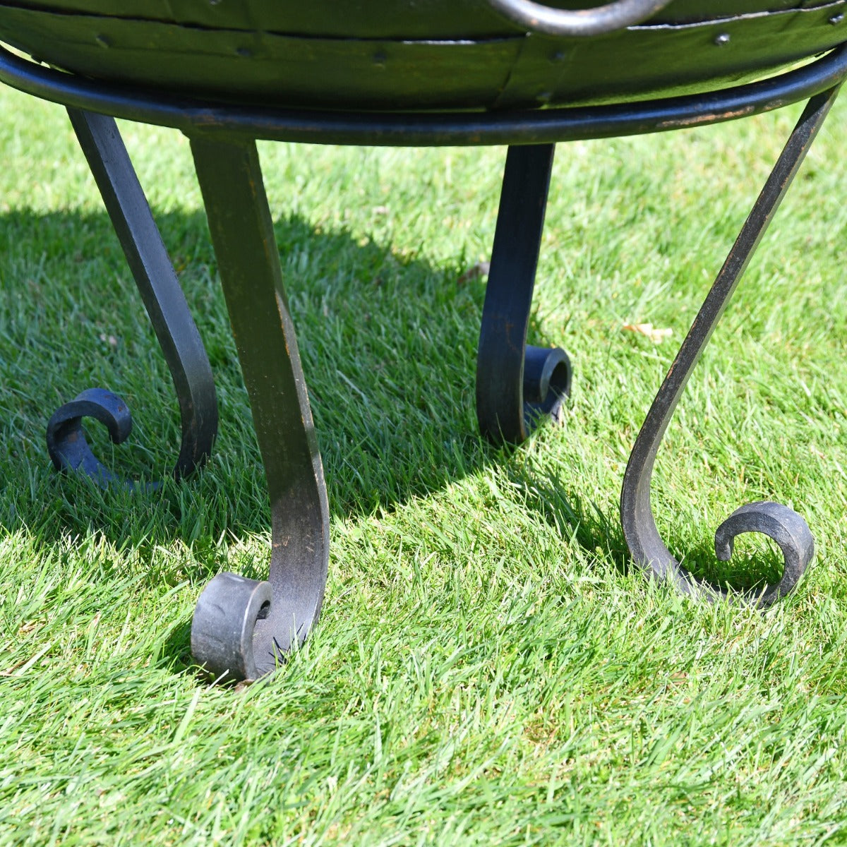 Close up of scroll feet on stand 
