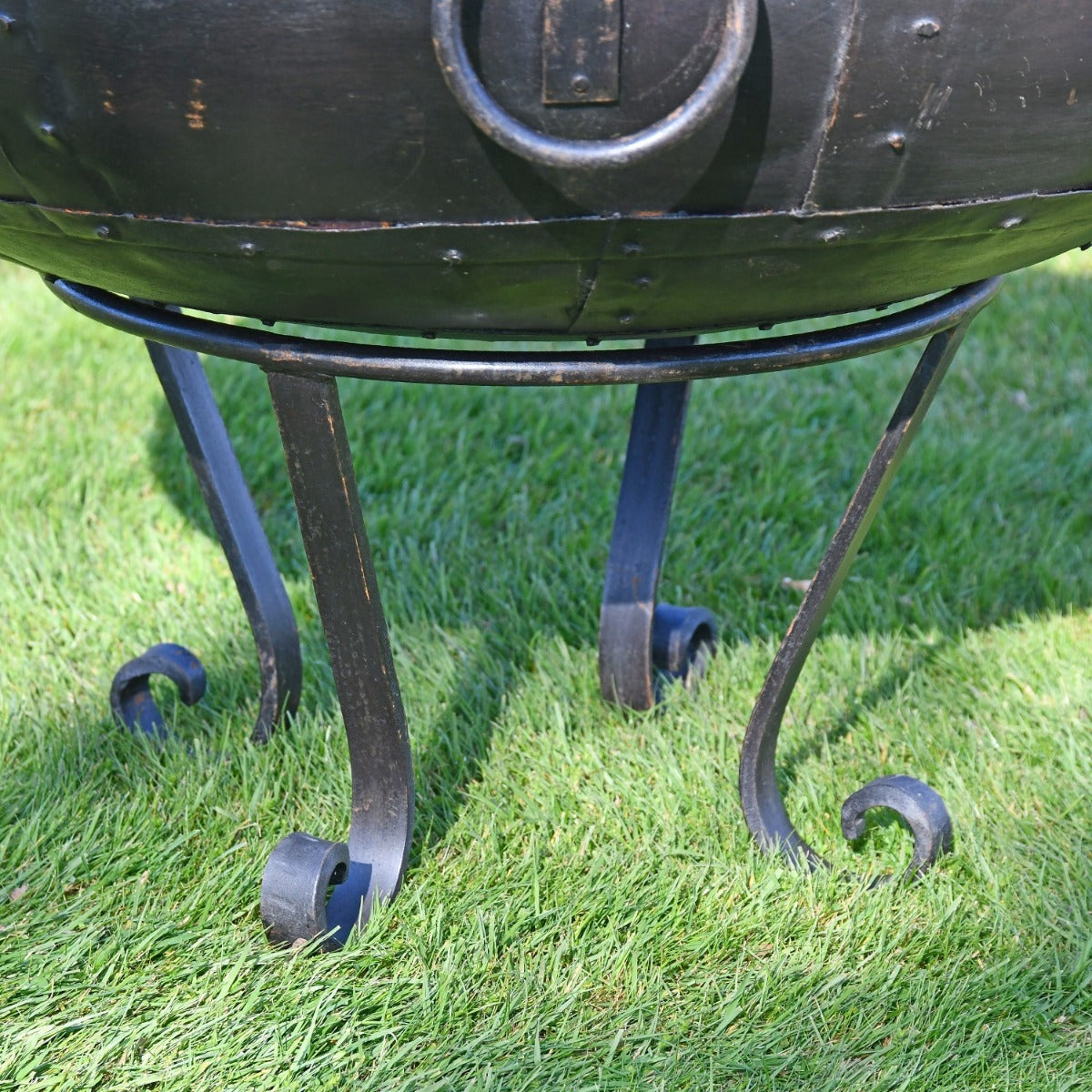 Close up of scroll feet on stand 