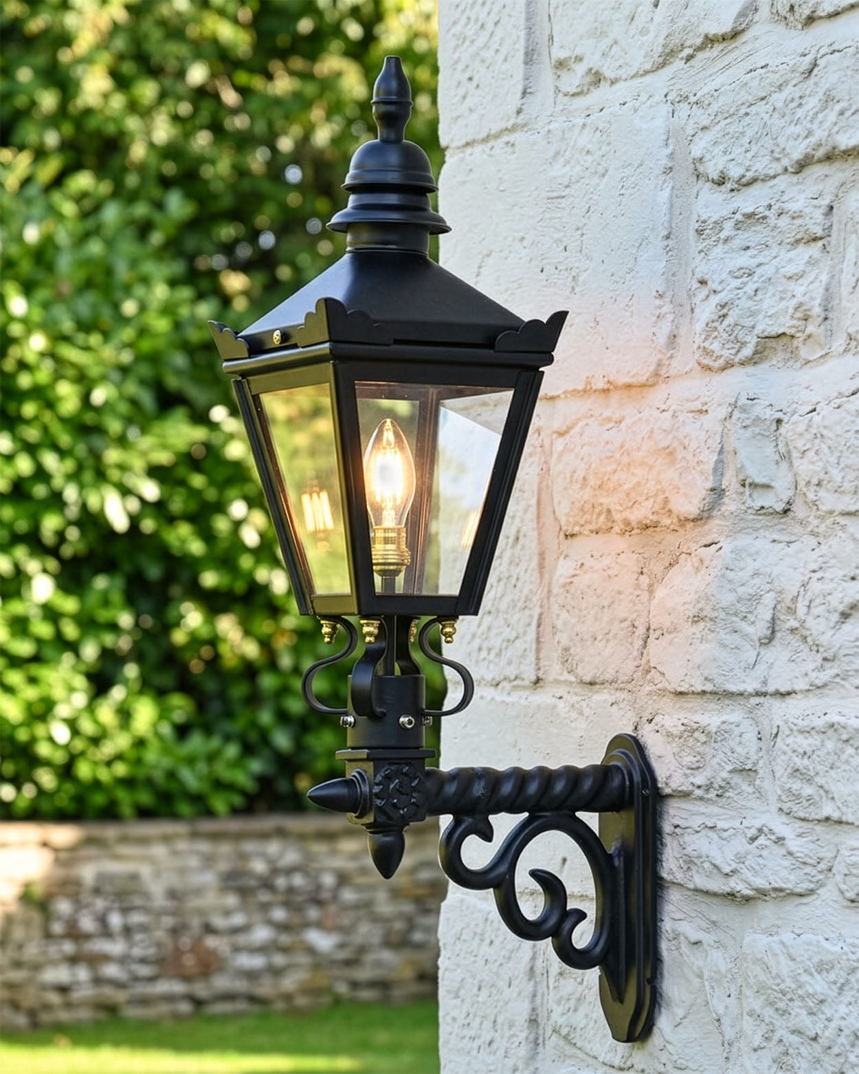 'KENSINGTON' WALL LIGHT WITH UPGRADED ROYALE BRACKET Digital Illustration