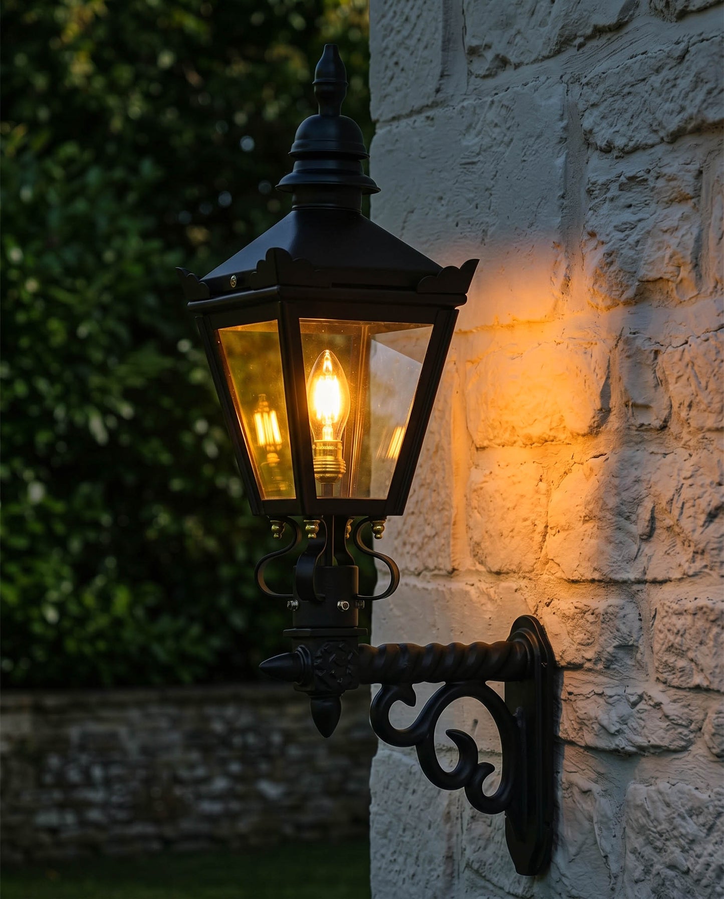 'KENSINGTON' WALL LIGHT WITH UPGRADED ROYALE BRACKET Digital Illustration At Night