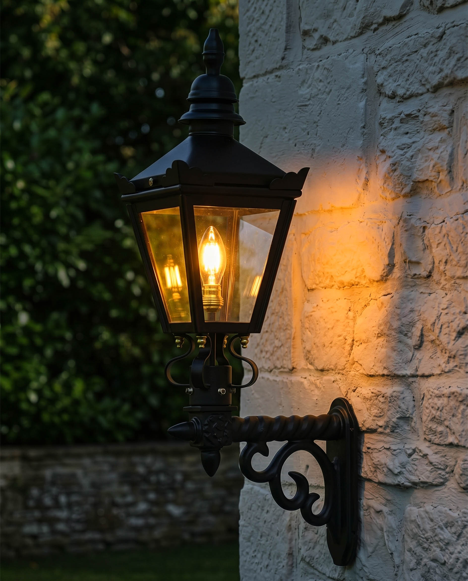 'KENSINGTON' WALL LIGHT WITH UPGRADED ROYALE BRACKET Digital Illustration At Night