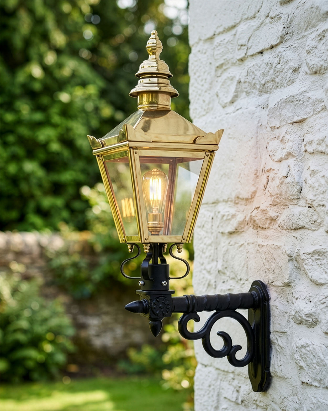 POLISHED BRASS KENSINGTON WALL LIGHT Digital Illustration