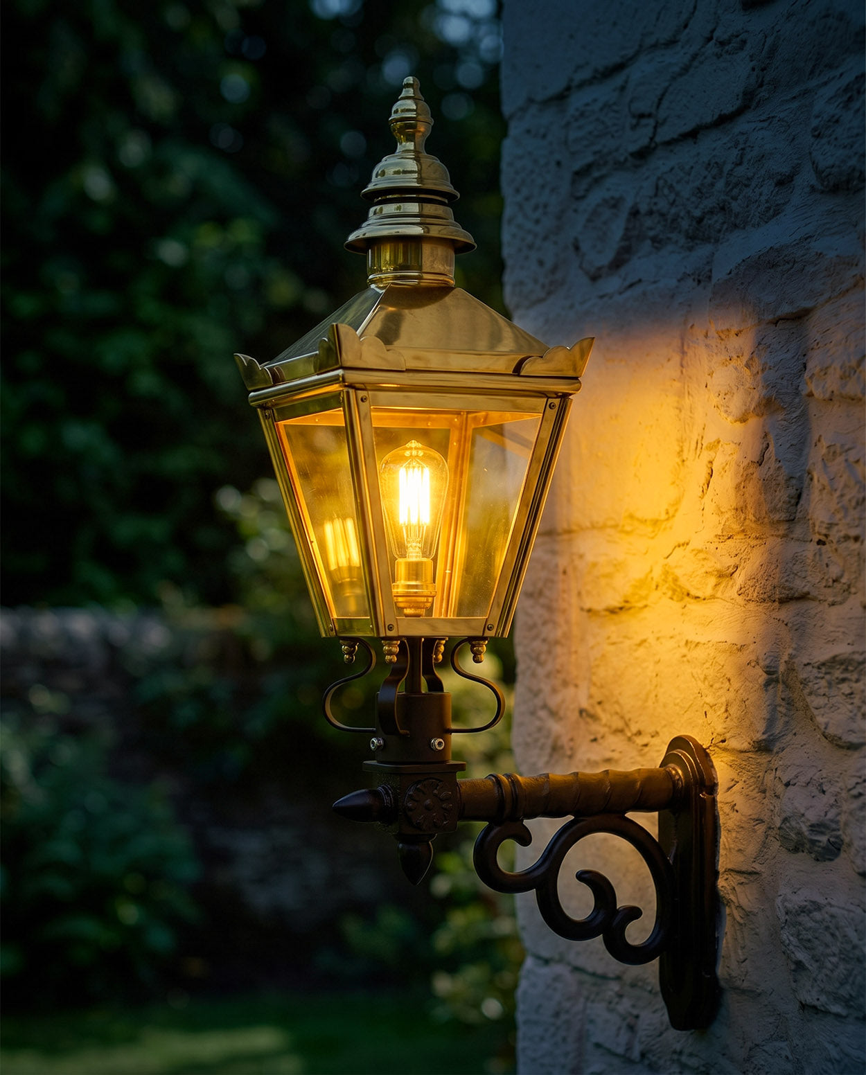 POLISHED BRASS KENSINGTON WALL LIGHT Digital Illustration At Night