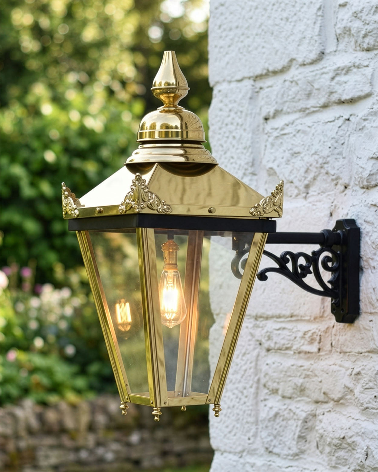 'HALTON' VICTORIAN BRASS SQUARE WALL LIGHT Digital Illustration