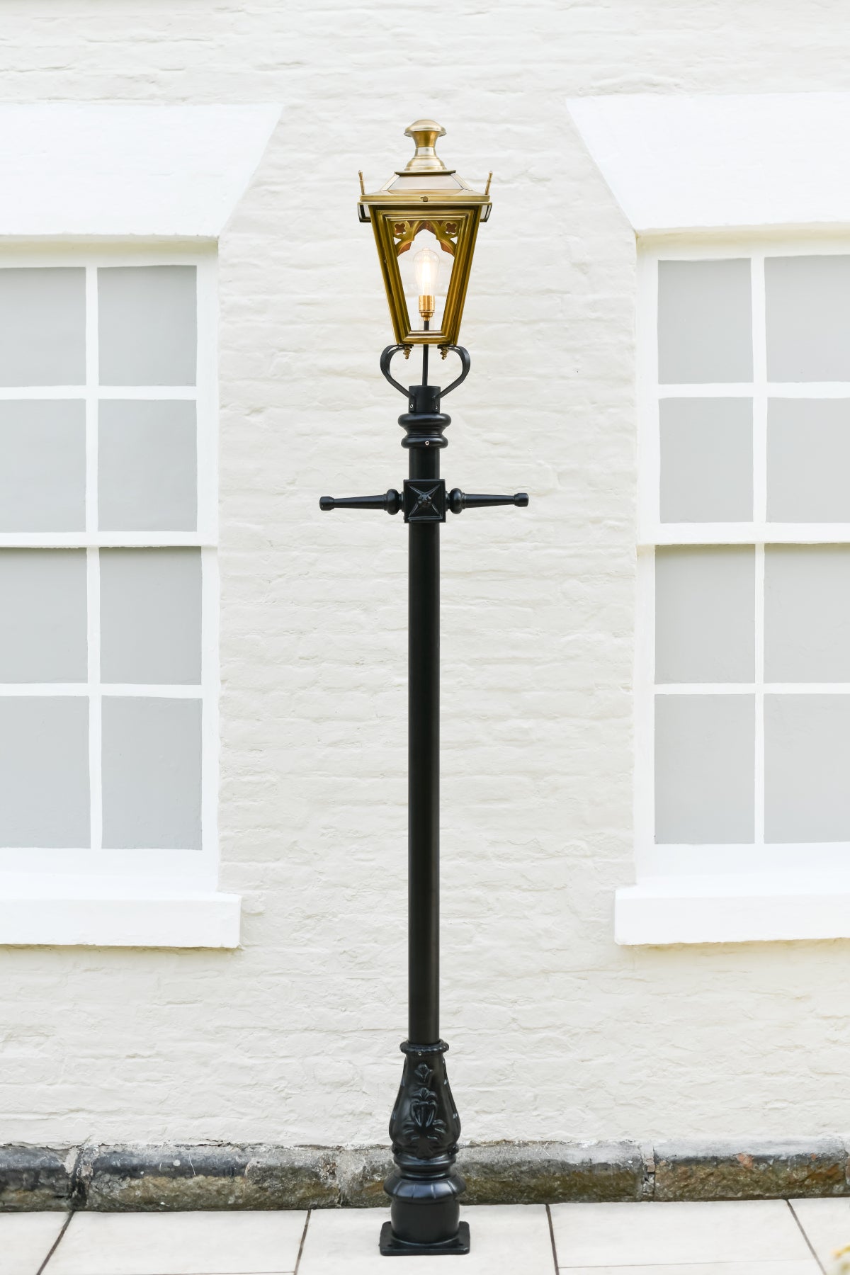 Head on view of the 2.7m antique brass lamp post