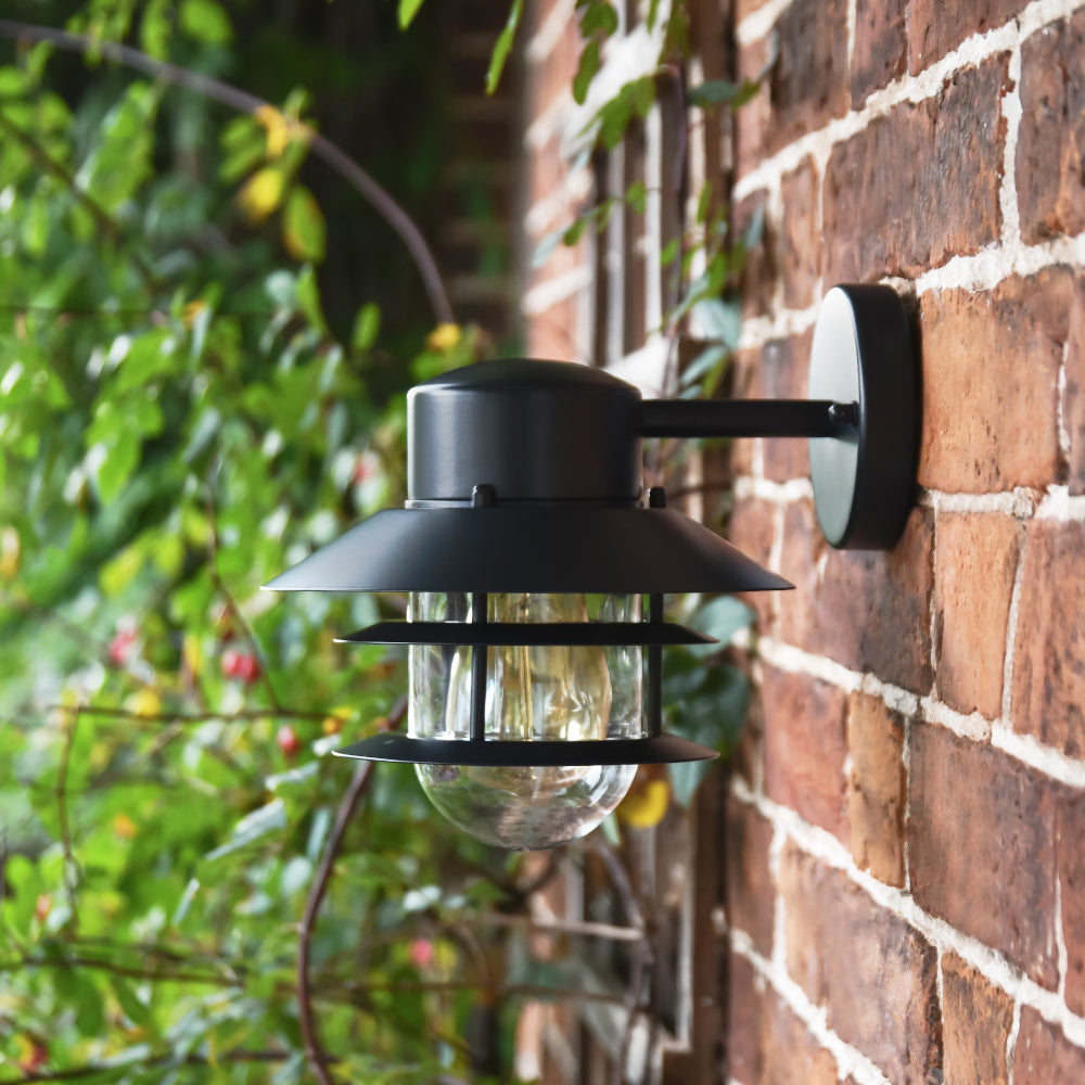 Side profile of the 'Aynsome' wall light