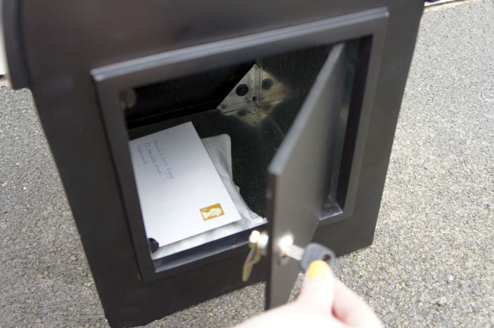 Lockable heavy-duty post box 