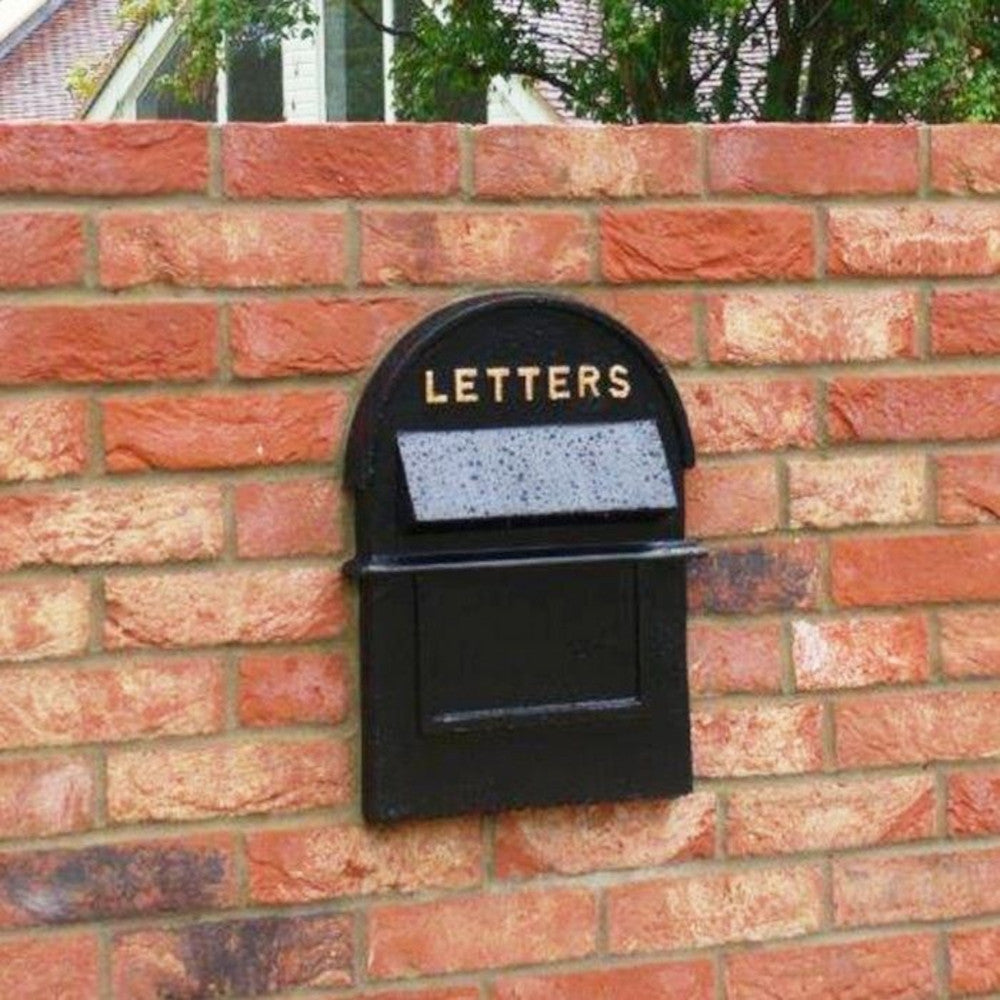 Wall-intergrated post box 