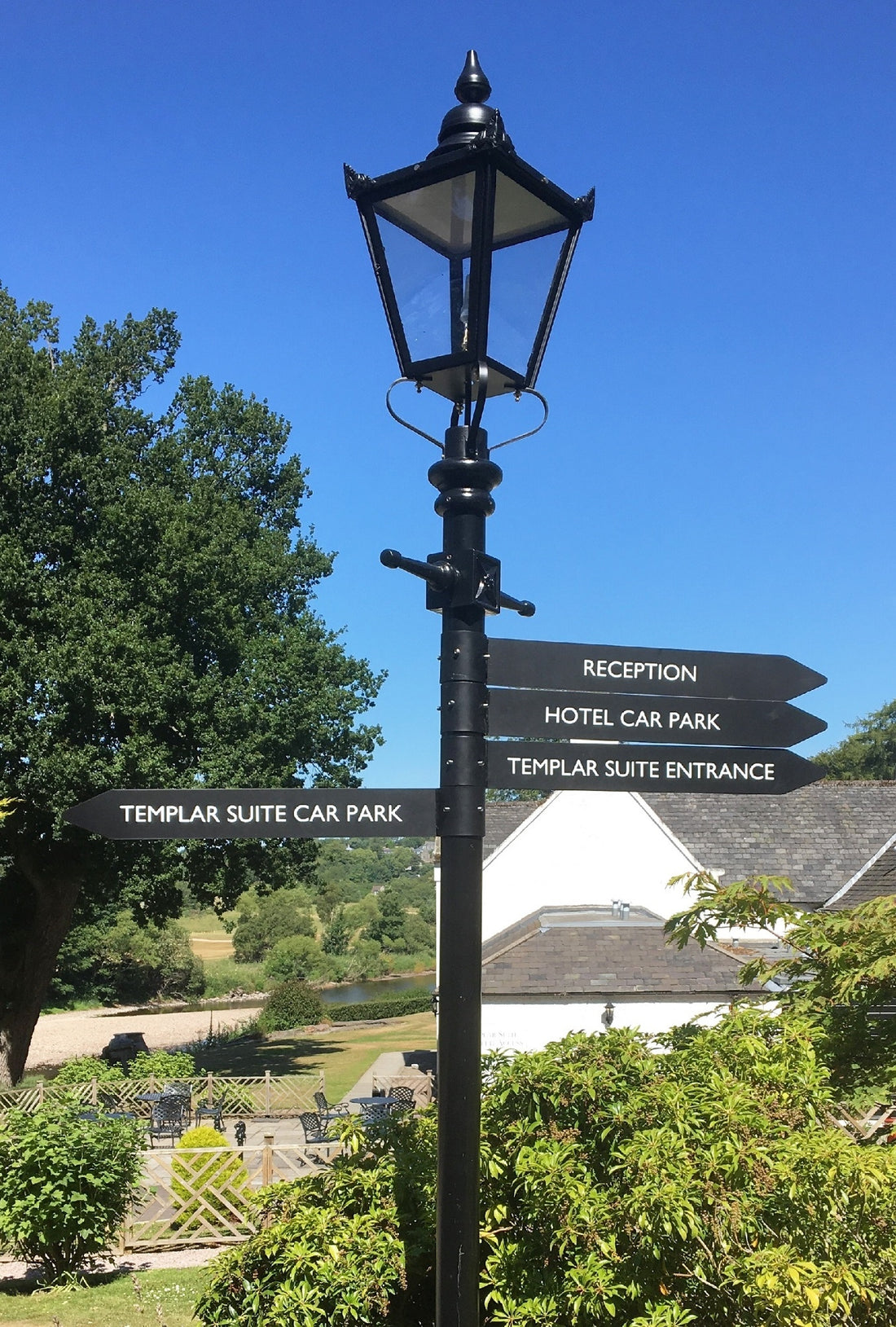Victorian Lamp Post 3.25m With Direction Signs – English Lamp Posts
