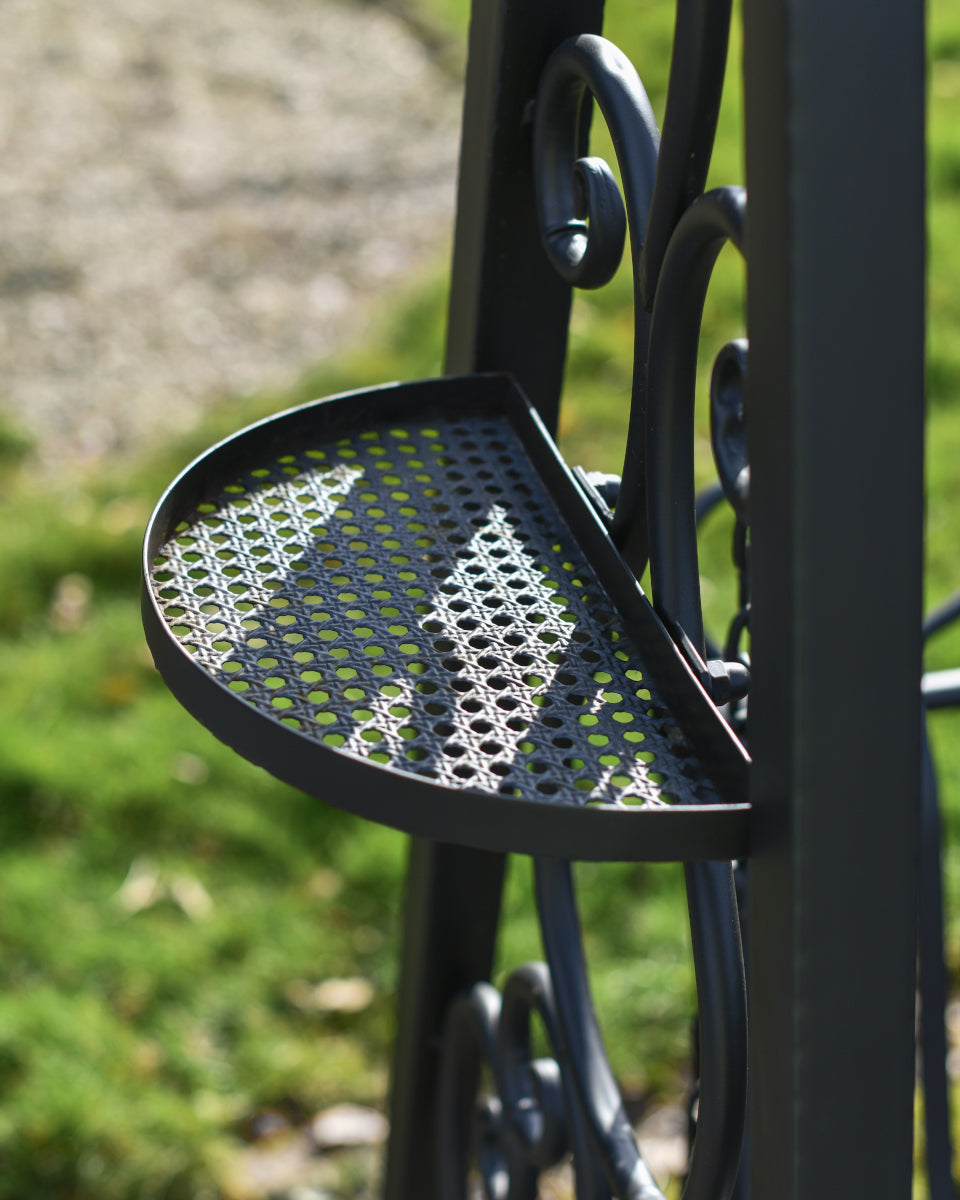 Magnified view of the black side plate
