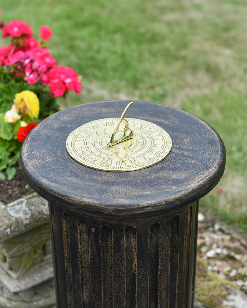 Close up with the sundial placed on the pillar