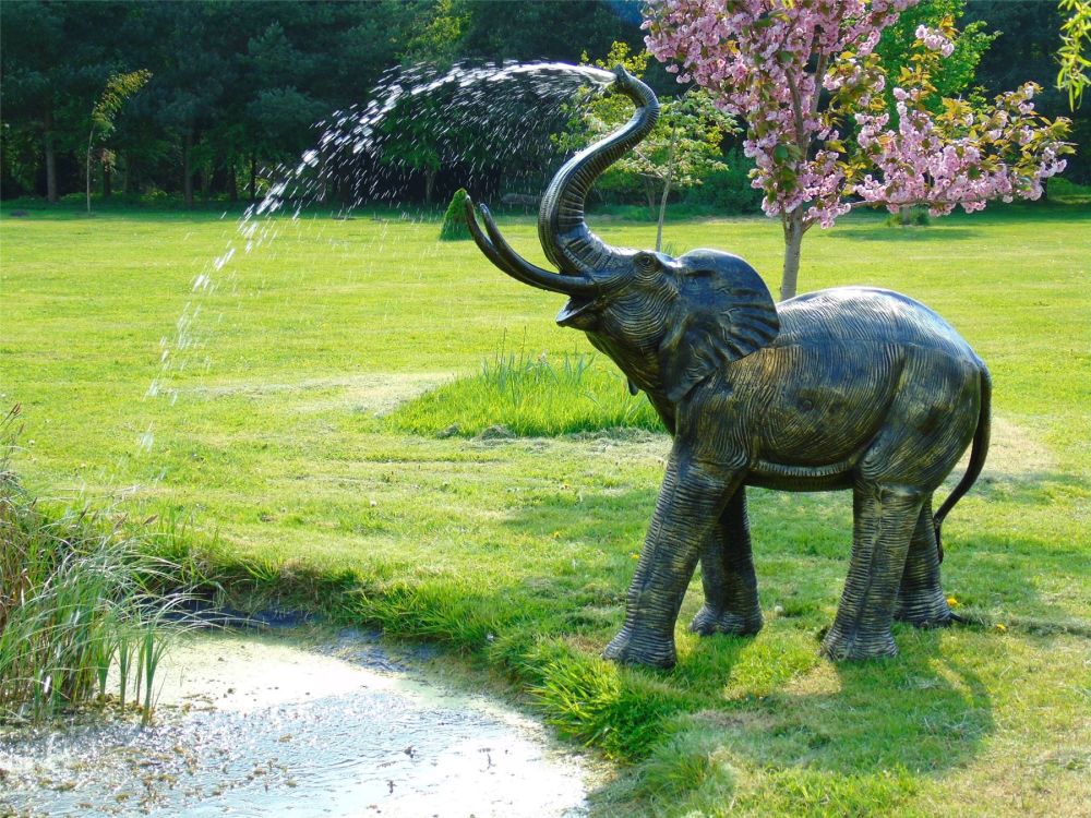 The 'Elefante' water fountain in situ