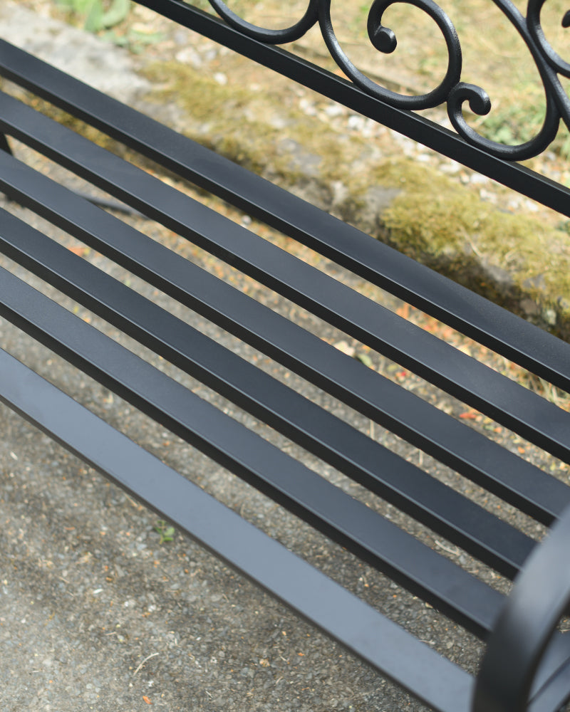 The black seating plate