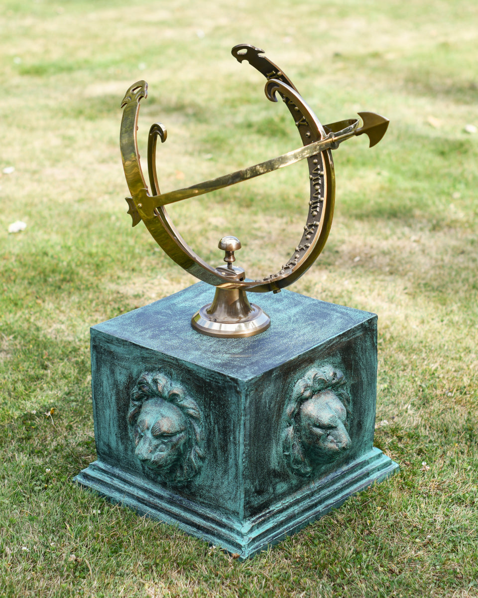 The verdigris 'León' in situ