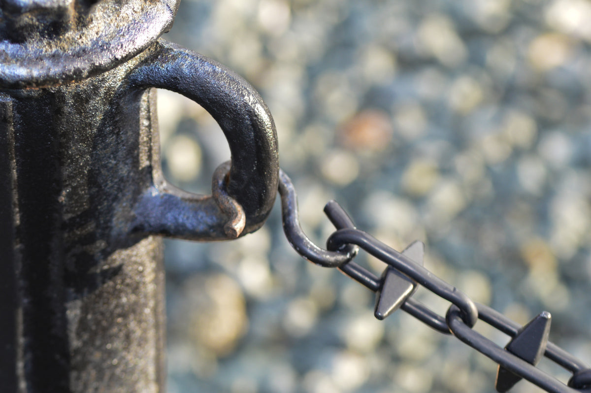 Magnified view of the bollard hook