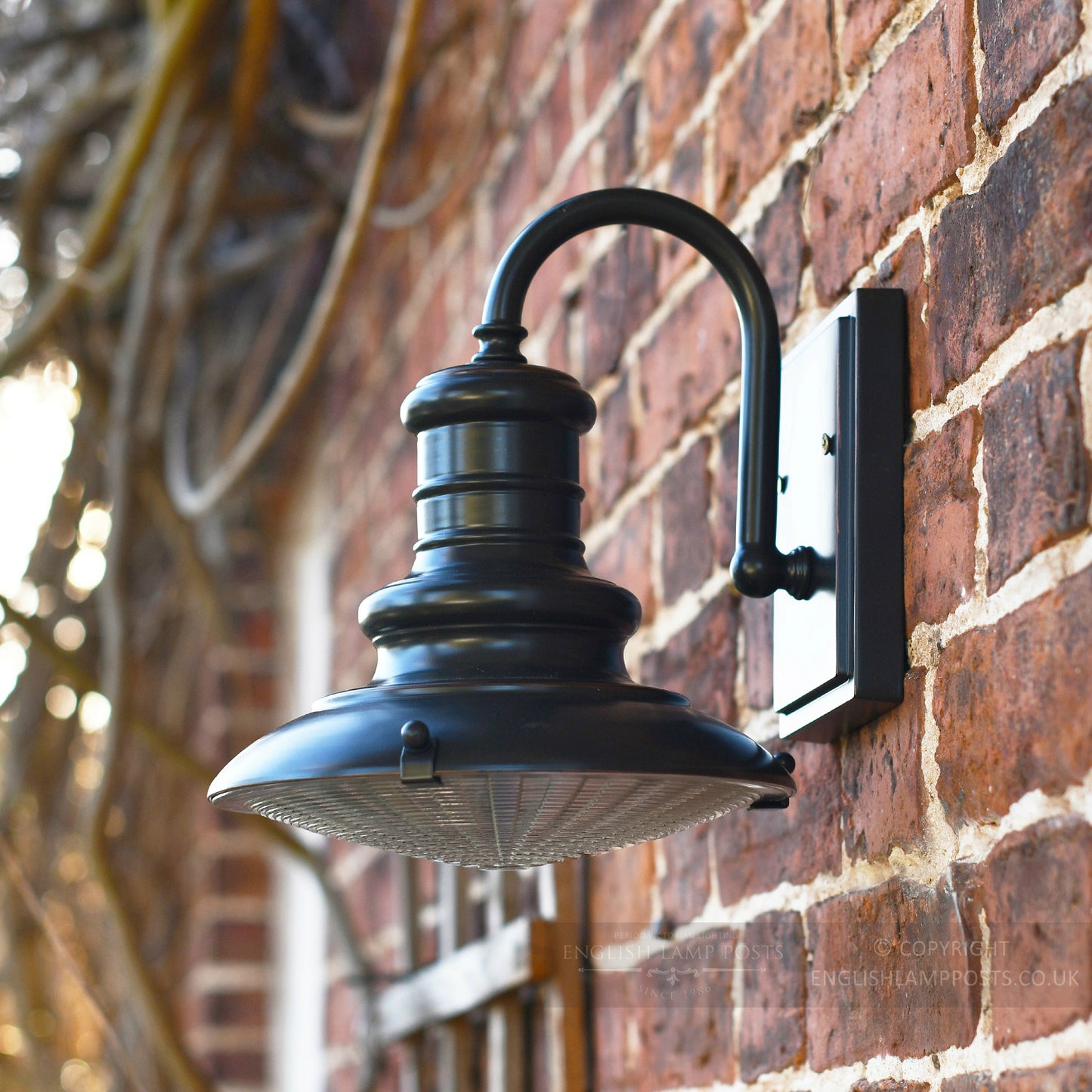 Classic railway lighting wall lantern finished in black