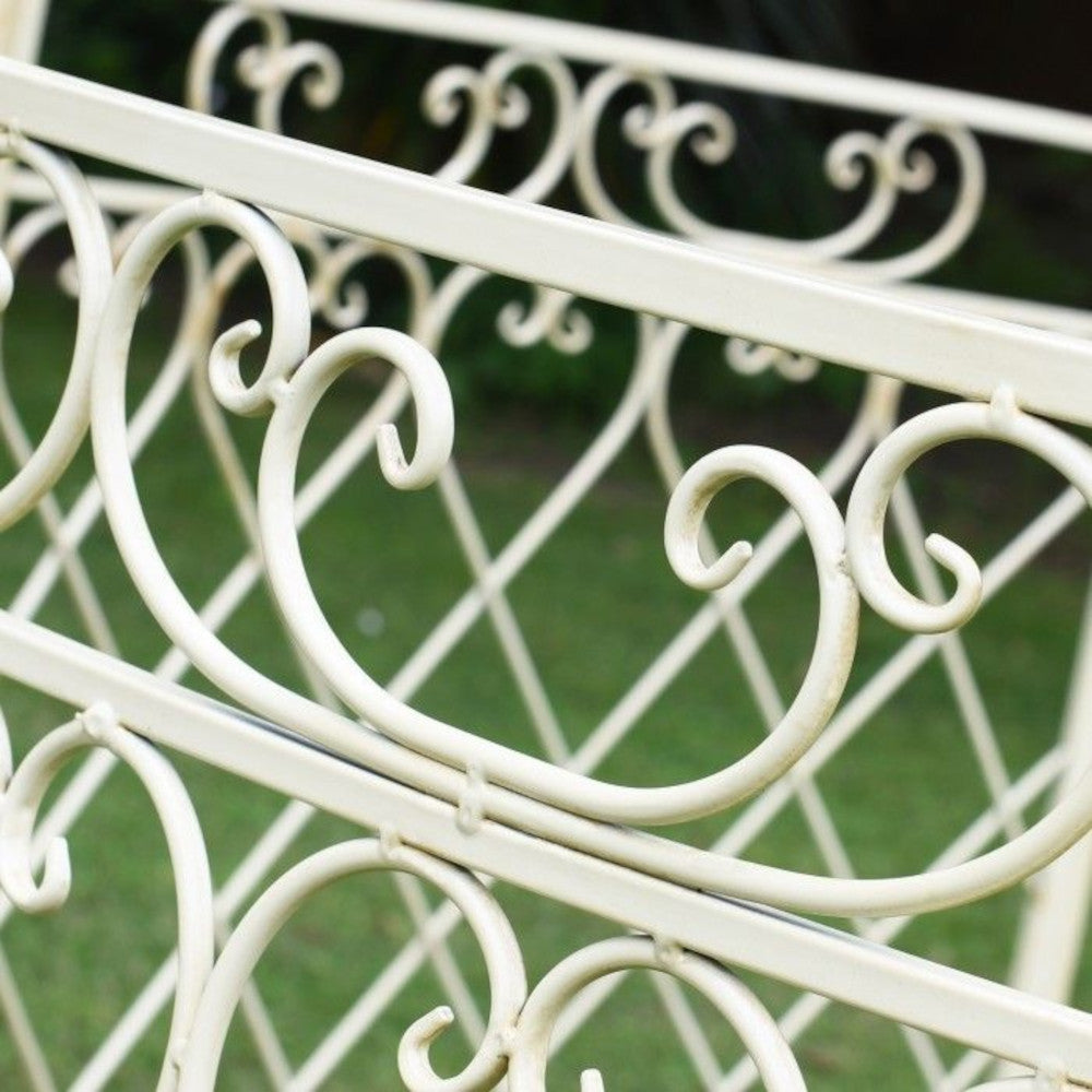 Close up of the scrolled fence