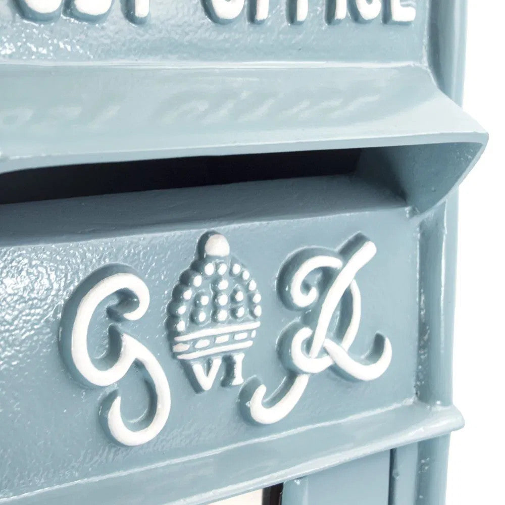 Close up of the regal motif