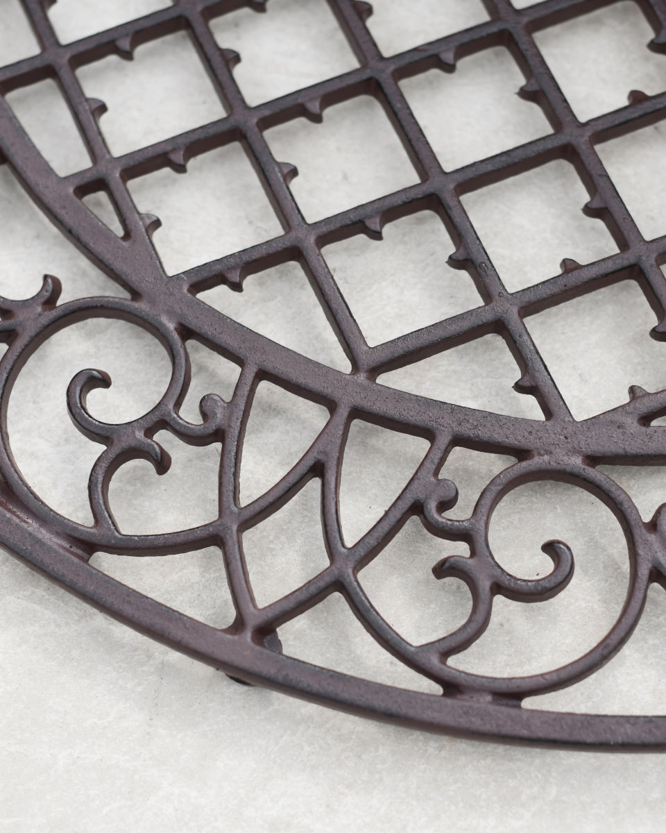 Magnified view of the Cast Iron 'Bowhill' Curved Doormat
