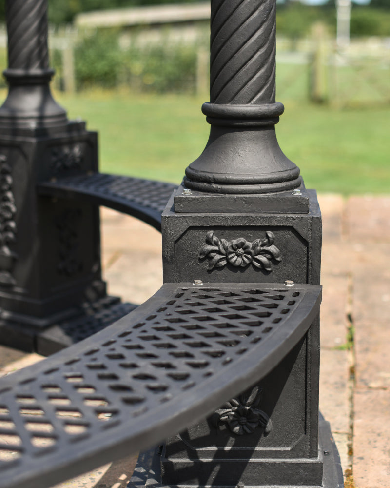 Decorated black pillar