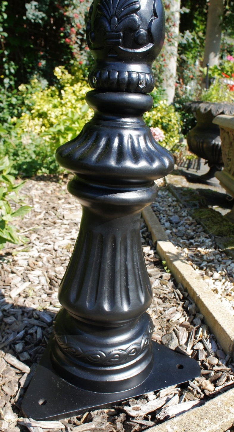 Detailed lamp post base