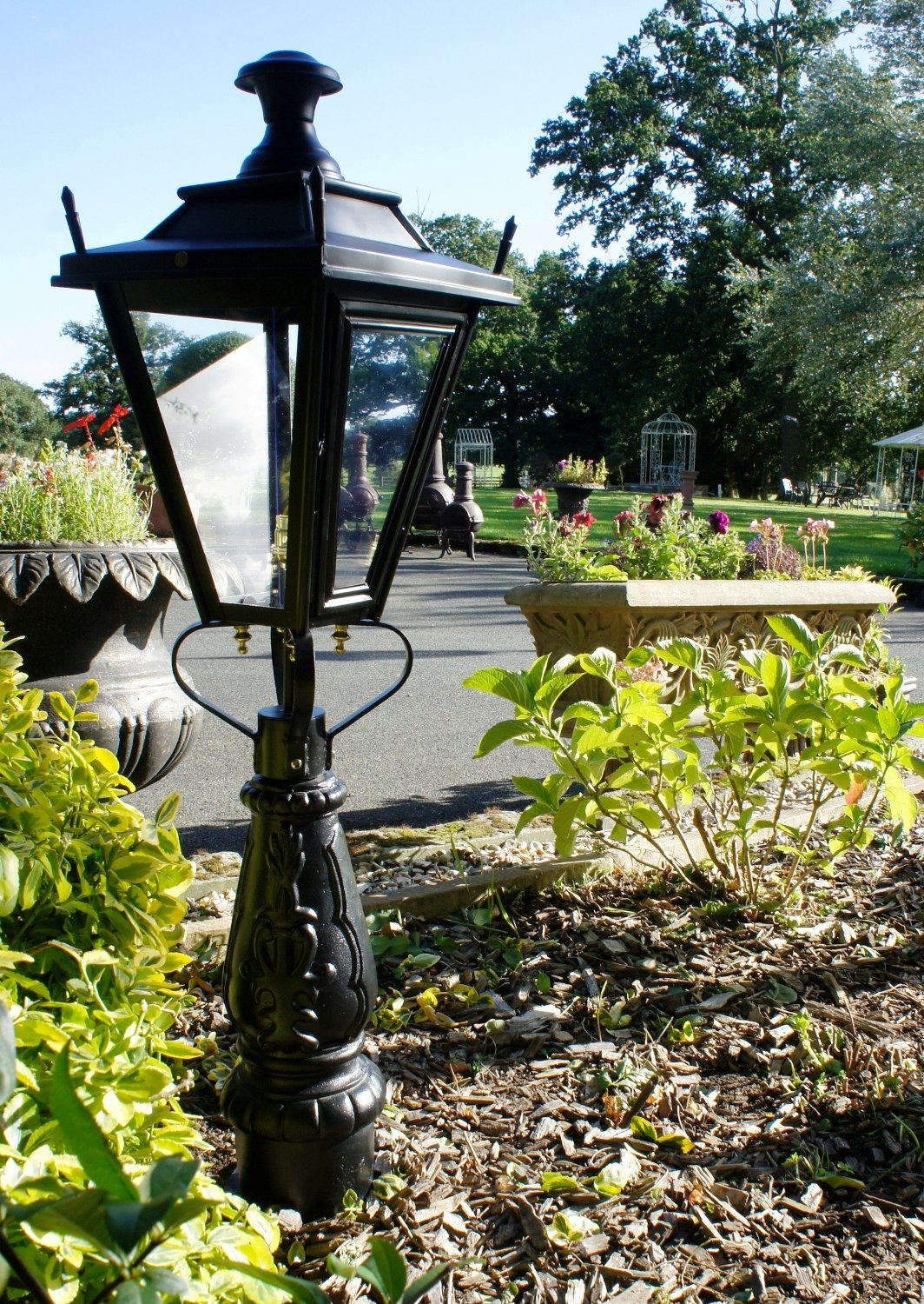 Dorchester traditional design flower bed light