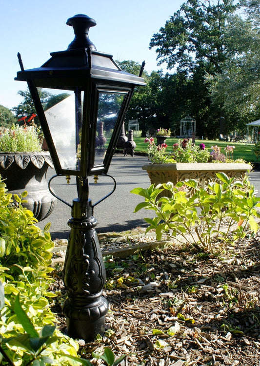 Dorchester traditional design flower bed light
