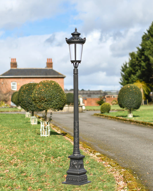 Traditional lamp post 