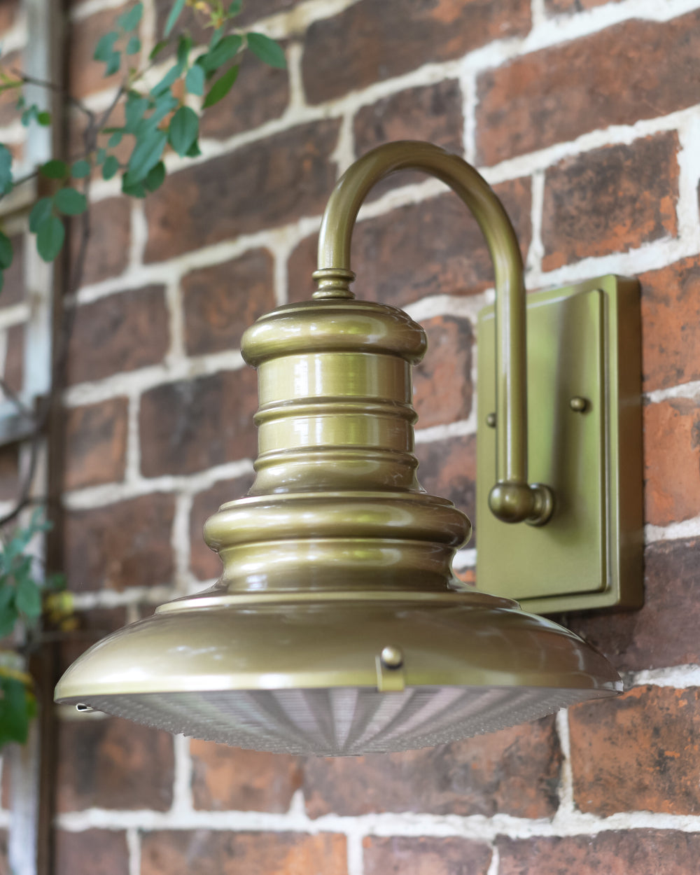 Top-fix gold wall light