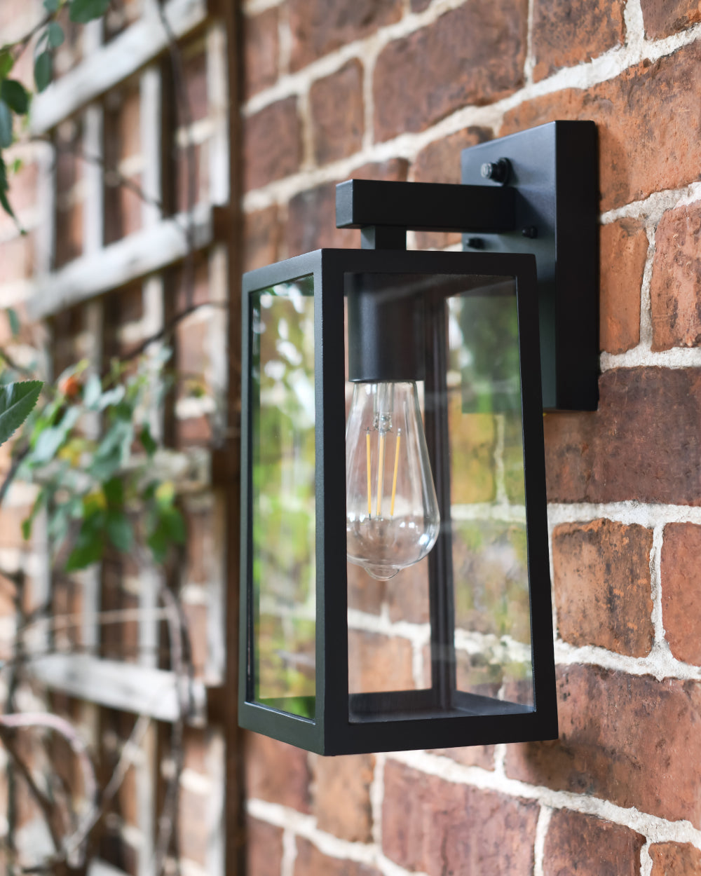 Box-shaped wall light 