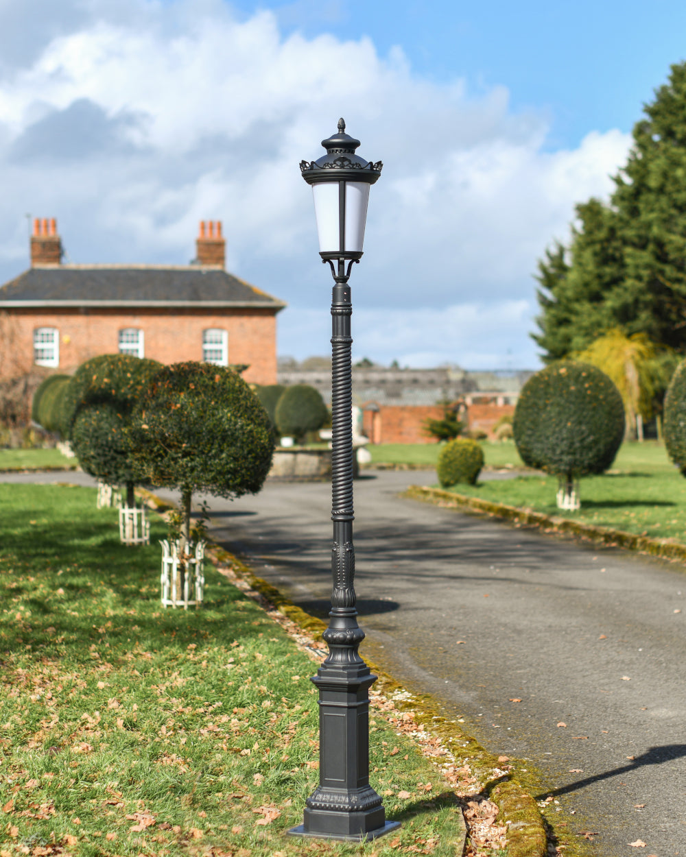 Black spirelled lamp post 